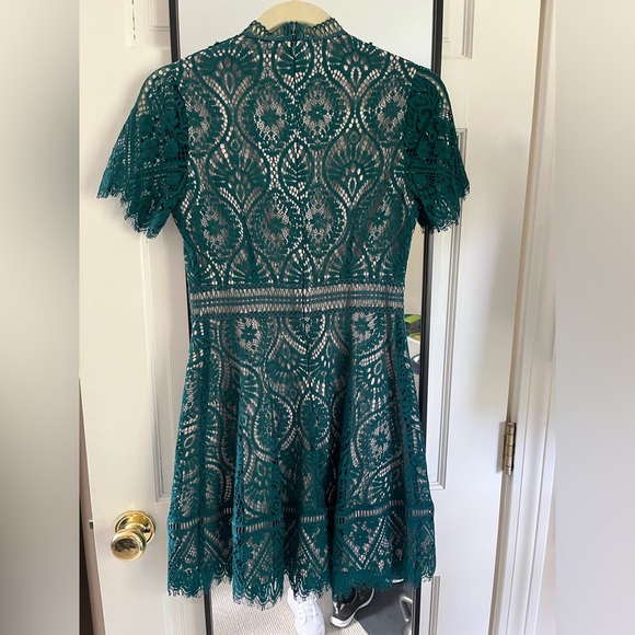 BB DAKOTA ON THE LIST SCALLOPED DRESS size 0 - Picture 6 of 6